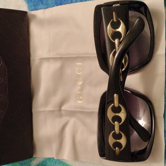 Gucci Accessories - GUCCI🕶️GOLD & BLACK ☀️SUNGLASSES🌞😎CASE& 🫶🏼CLOTH INCLUDED🔥SWEET 🌚SHADES